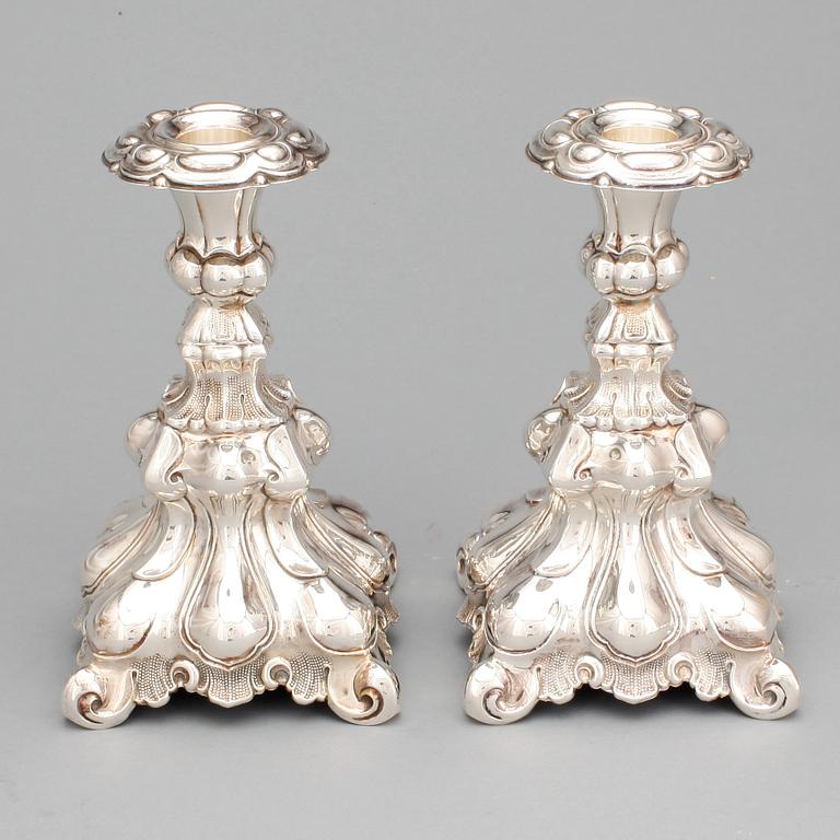 LJUSSTAKAR, ett par. Silver, barockstil, 1900-tal.
