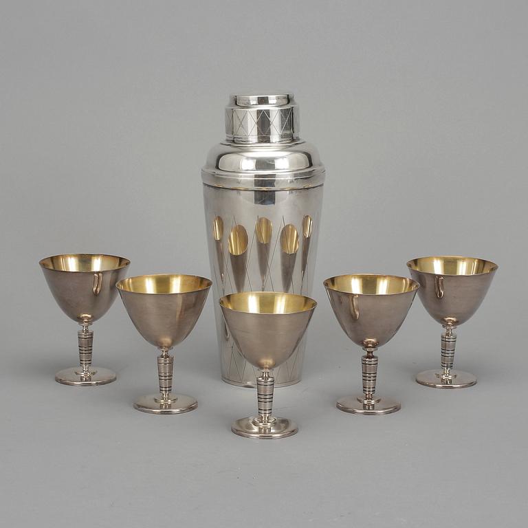 SHAKER och COCKTAILGLAS, 5 st, nysilver, bl.a. CG Hallberg, 1930-40-tal.