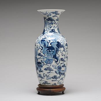 A blue and white vase, Qing dynasty, 19th Century.