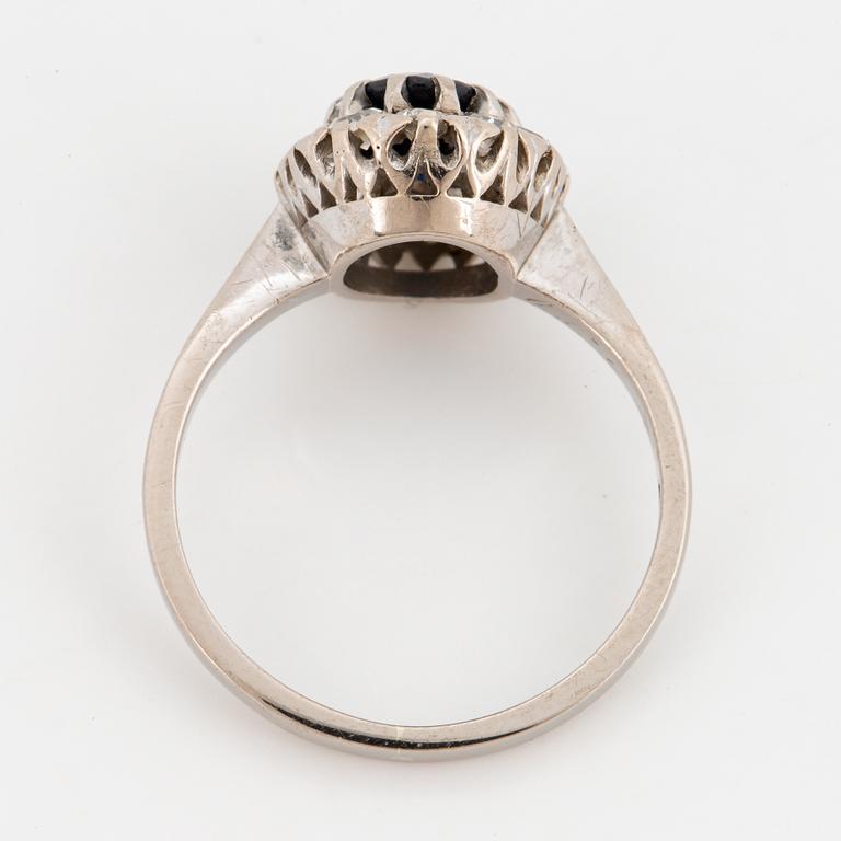 CARMOSERING,  18K vitguld med safir och diamanter.