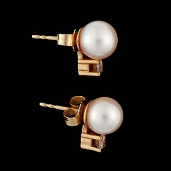 ÖRHÄNGEN, ett par, 18k guld med odlade pärlor och briljantslipade diamanter tot ca 0,32 ct.