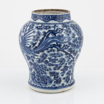 A blue and white porceline urn, China, 18th century.