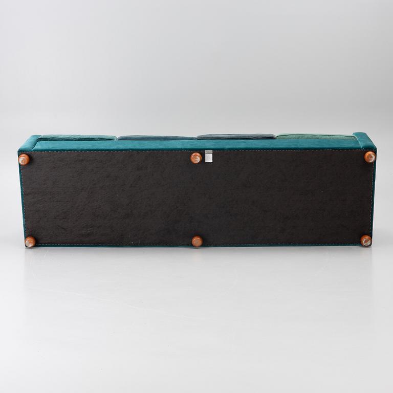 Josef Frank, a model 3031 sofa, Firma Svenskt Tenn, AB O.H: Sjögren, 2021.