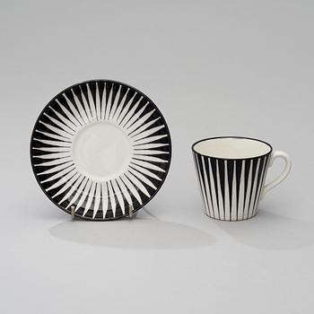EUGEN TROST, 8 kaffekoppar med 9 fat, flintgods, "Zebra", Gefle. I produktion 1955-1967.