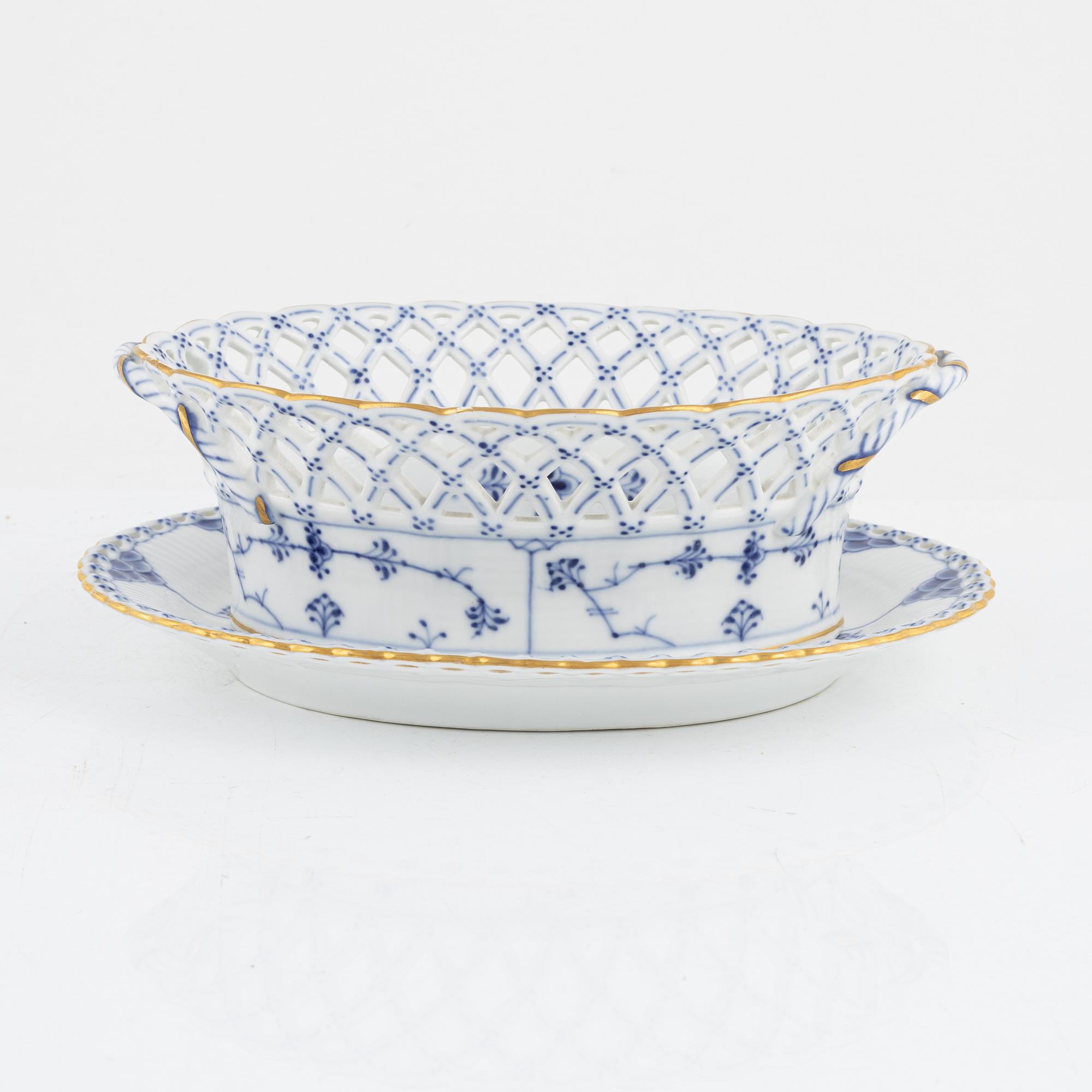 Royal Copenhagen, gallerskål med fat, porslin, Musselmalet, helblond, Danmark.