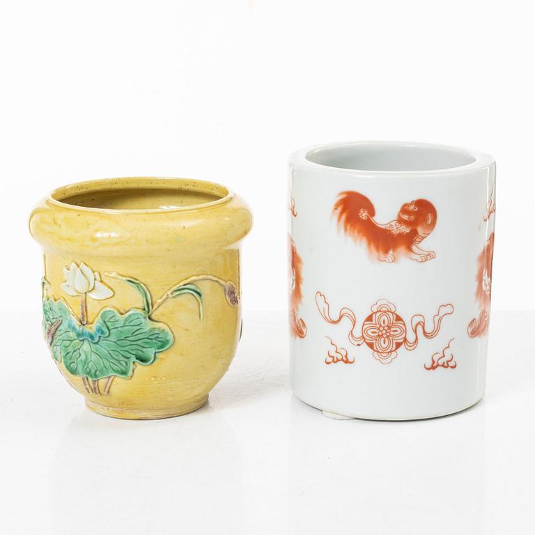 A group lot of Chinese porcelain, late Qing dynasty/early 20th century.