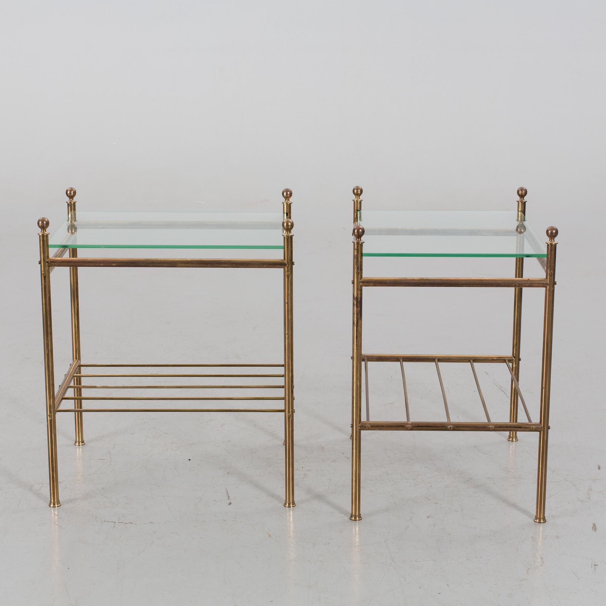 SÄNGBORD ETT PAR, mässing och glas, 1900-talets senare del.