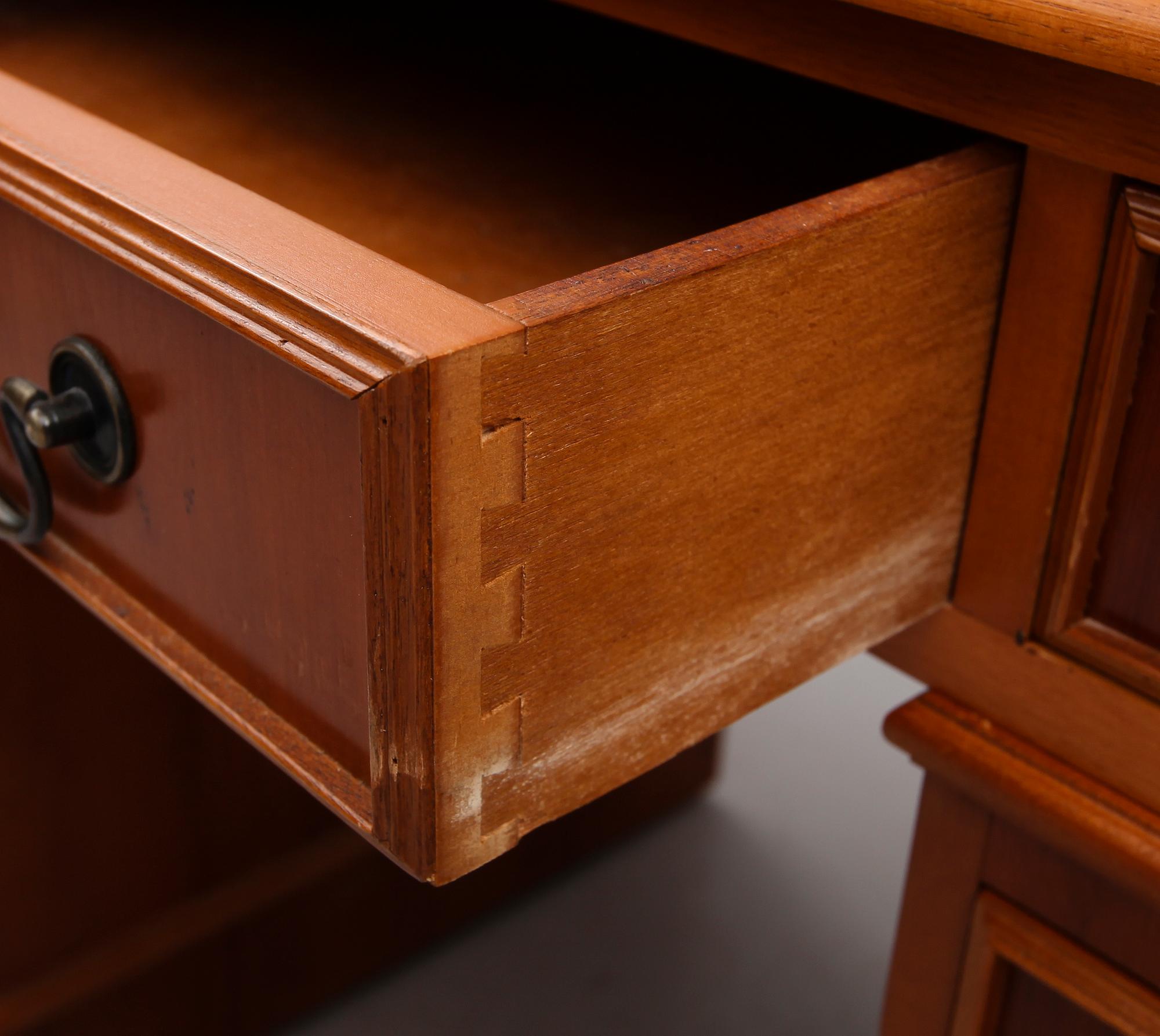 SKRIVBORD, England, 1900-talets andra hälft.