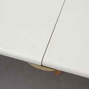 A mid 19th century dining table with six extension leaves.