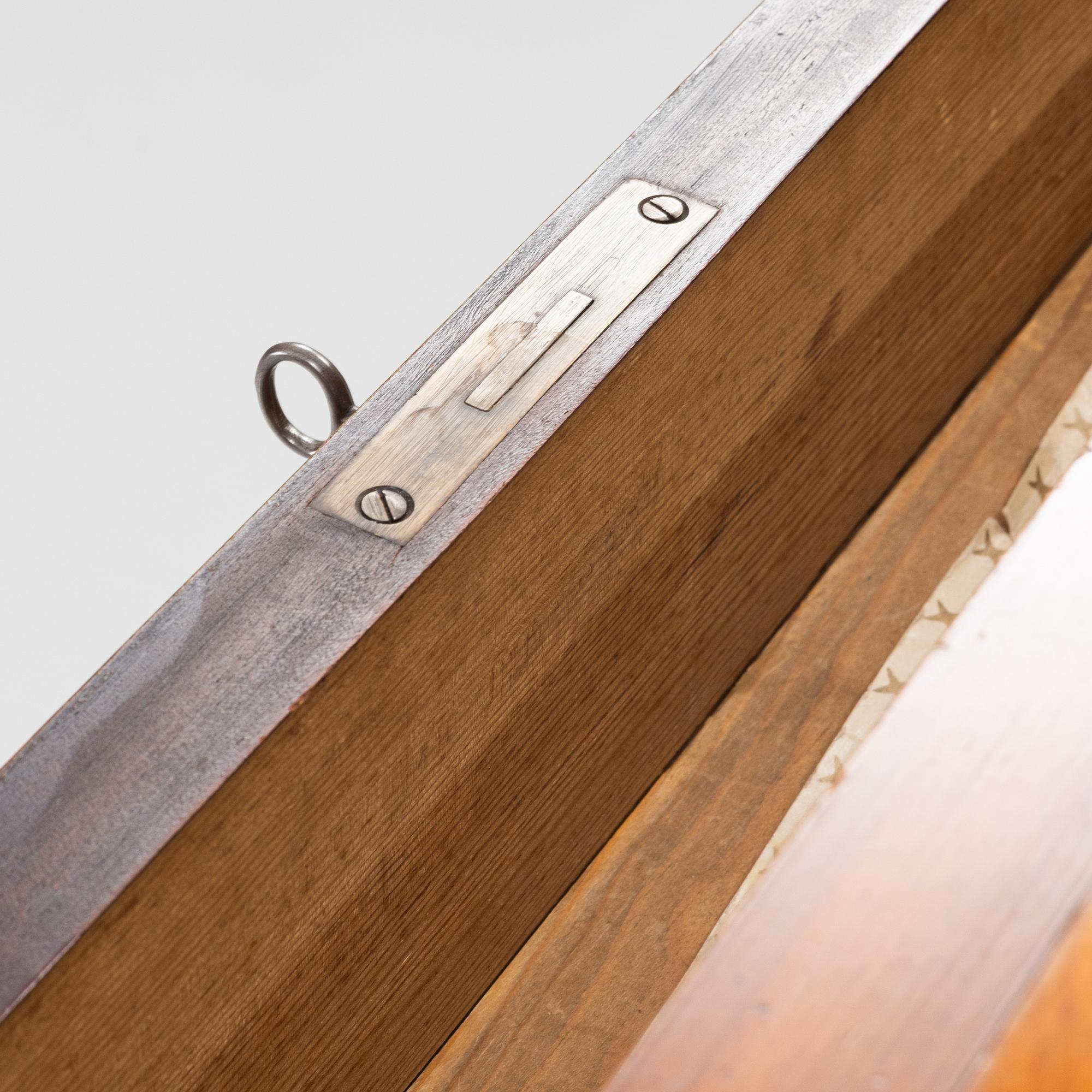 A mahogany veneered chest of drawers, 19th Century.