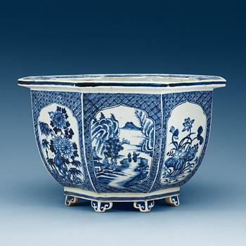 1722. A large blue and white flower pot, Qing dynasty, Qianlong (1736-95).