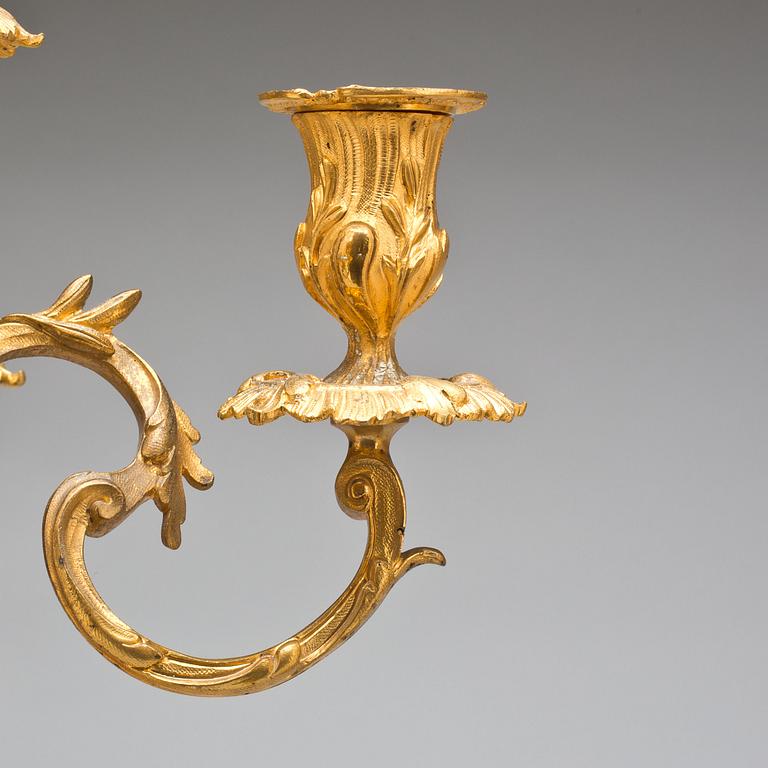 KANDELABRAR, ett par. Rokokostil. 1900-tal.