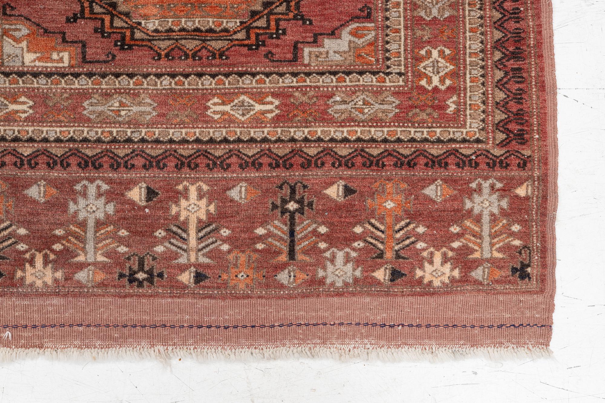 An oriental rug, a. 189 x 119 cm.
