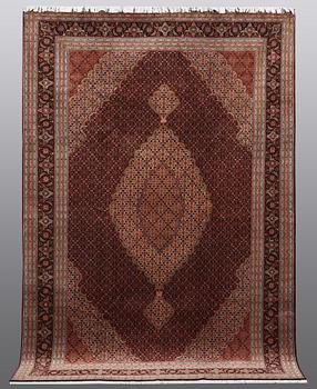 A CARPET, Tabriz, sk Mahi, 60 Raj, 286 x 200 cm.
