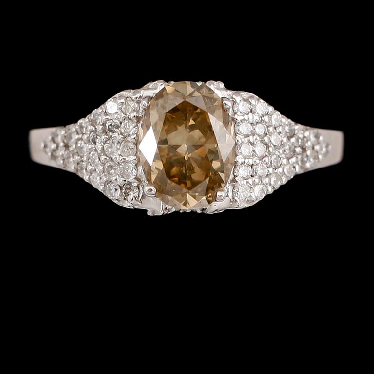 RING, 9 k vitguld, briljantslipade diamanter tot ca 2.35 ct.