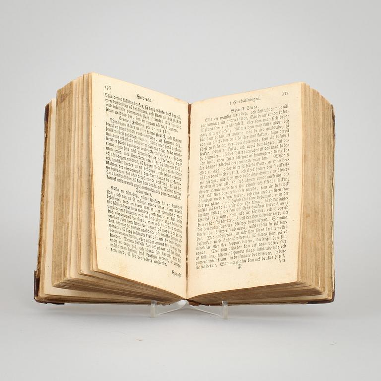 KOKBOK, "Hjelpreda i hushållningen för unga fruentimer" av Cajsa Warg, 10:e upplagan, 1795.
