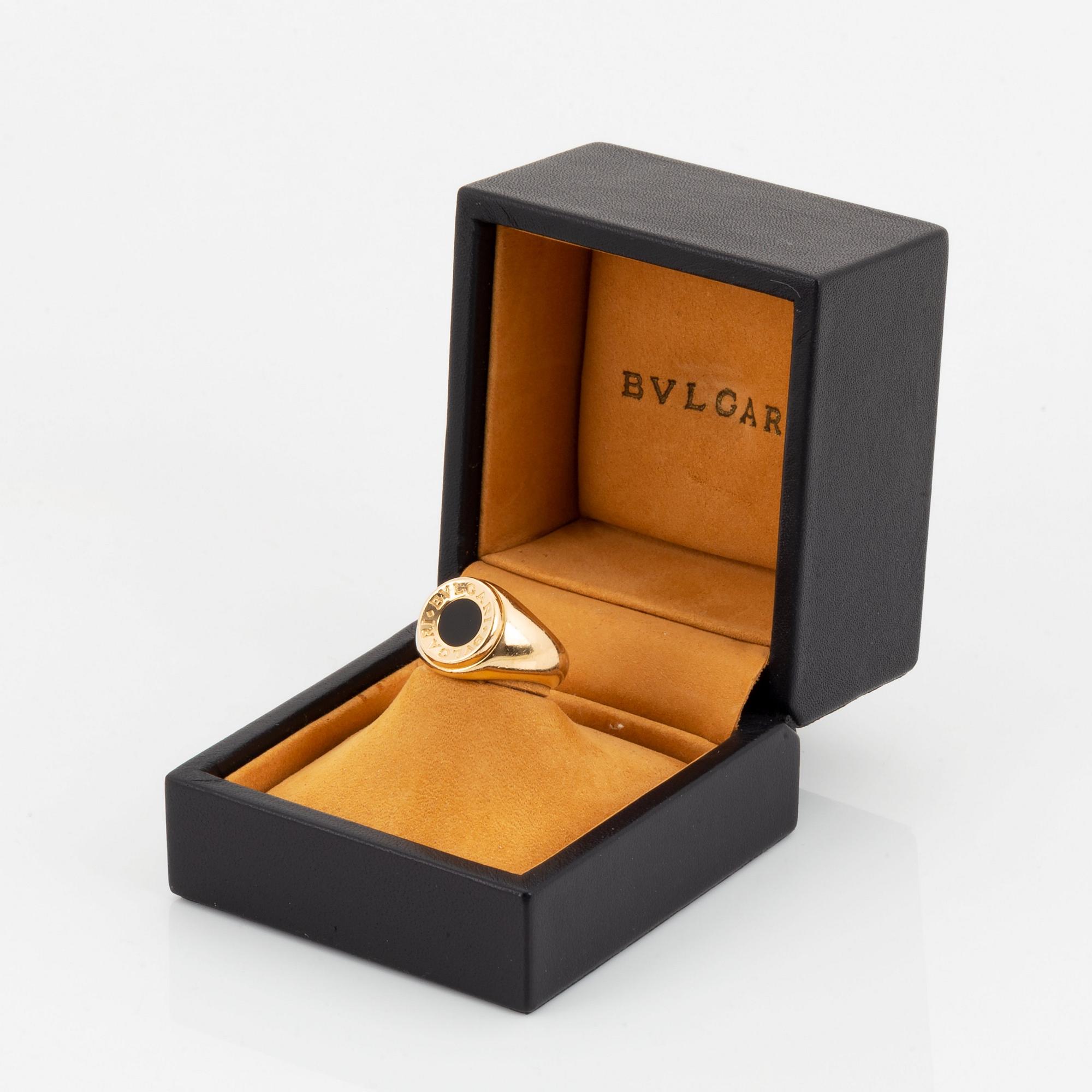 A Bulgari ring in 18K gold set with onyx.
