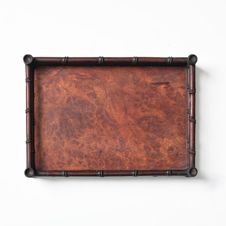 Ställ samt bricka, hardwood. Qingdynastin, 1800-tal.