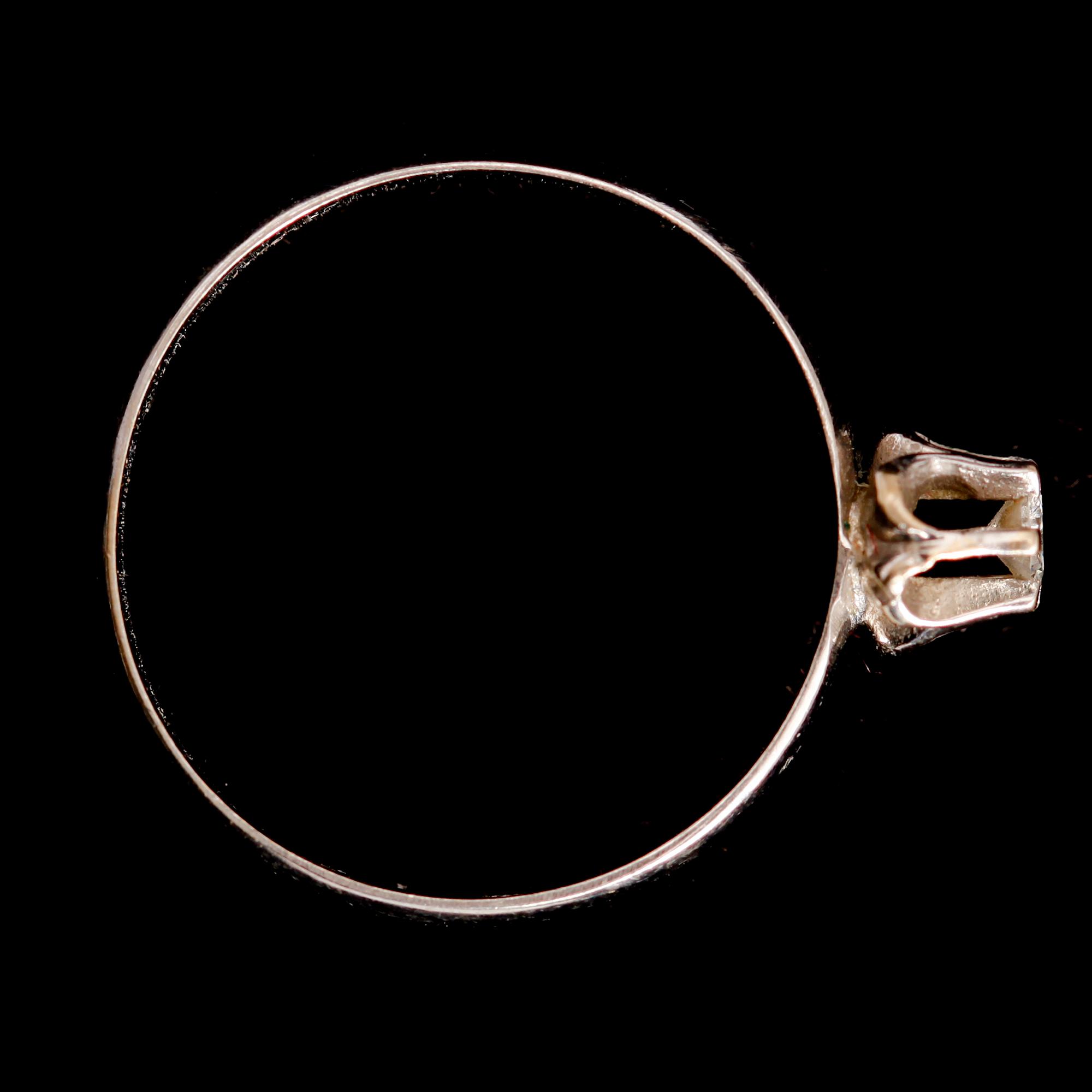 RING, 18 k vitguld, mindre solitär briljantslipad diamant .