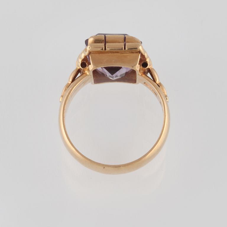 RING, 20K guld med fasettslipad ametist, Göteborg, 1893. Vikt 6,8 gram.