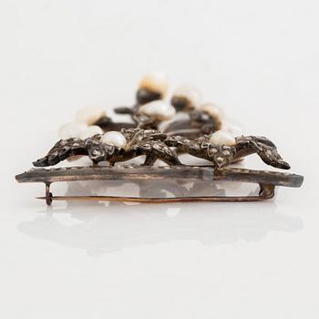 Brosch blomma med rosenslipade diamanter och pärlor.