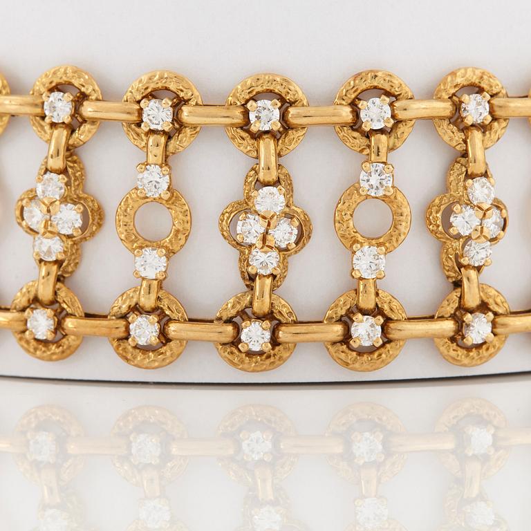 A Van Cleef et Arpels necklace in 18K gold set with round brilliant-cut diamonds, possibly a special order.