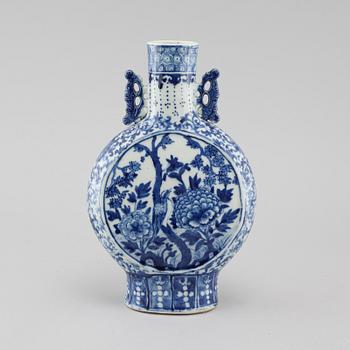 A porcelain moon flask from China, 19th century.