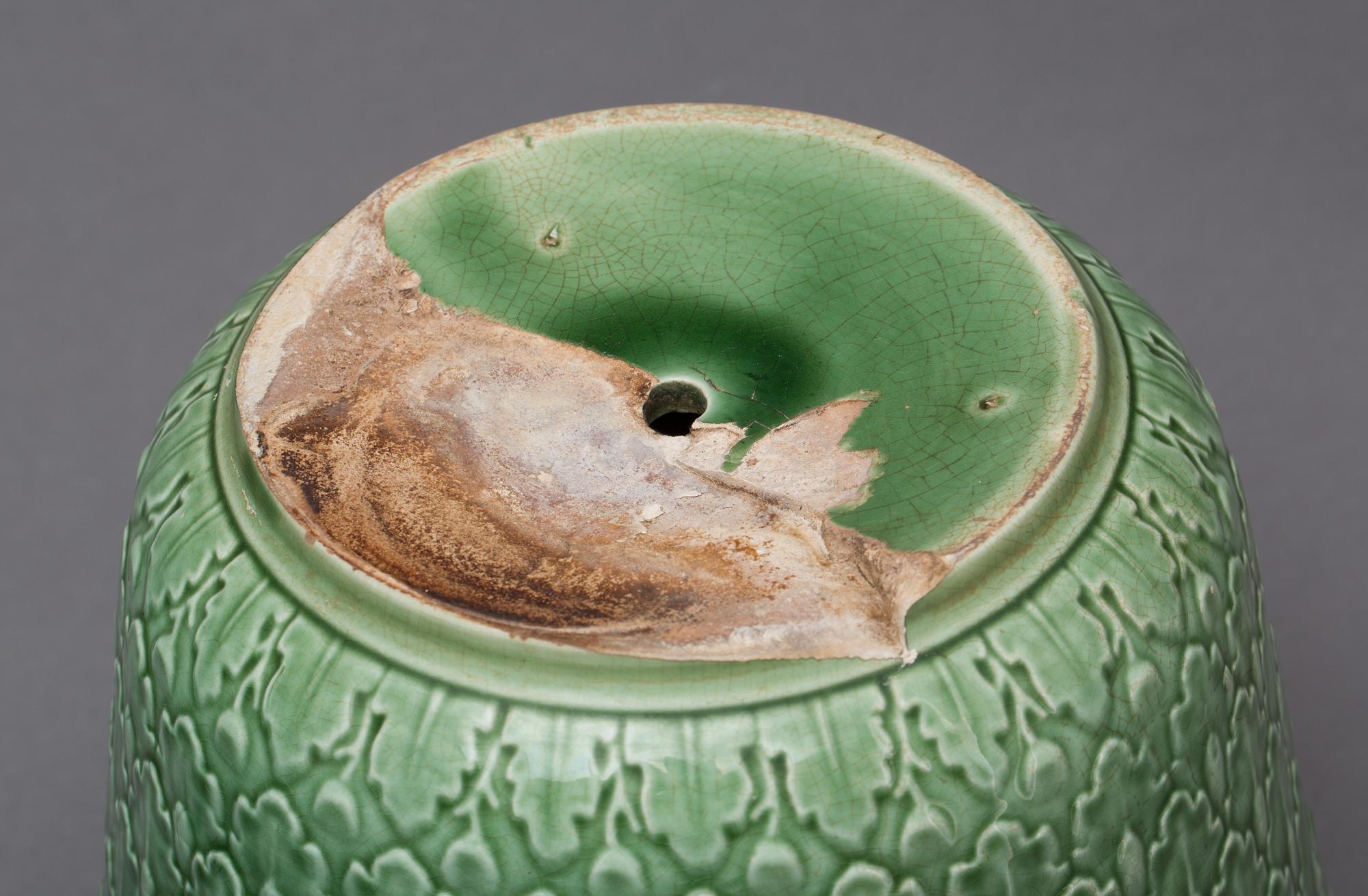 YTTERFORDER, flintgods, 2 st. Gustavsberg, 1900-talets första del. En bär datering 1914.
