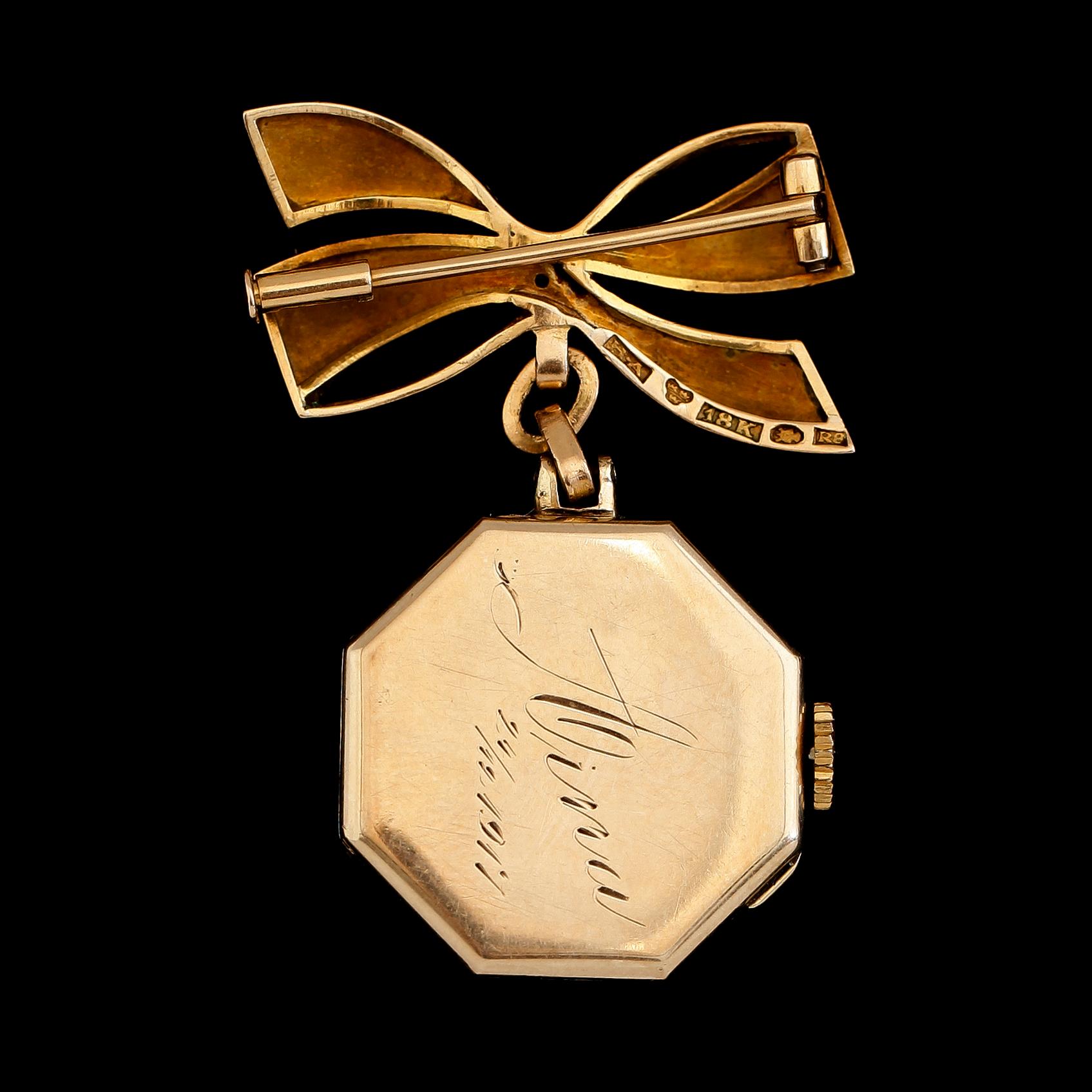 BROSCHUR, 14 och 18 k guld, 1900-talets första hälft. Total vikt med urverk ca 13 gram.