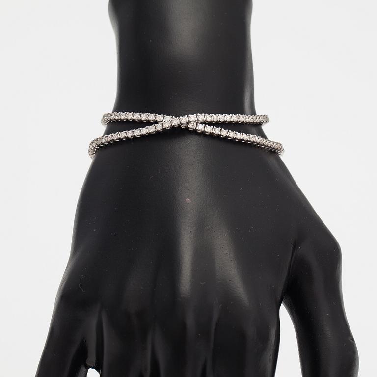 Tennishalsband/-armband, 14K vitguld, diamanter ca 5.10 ct tot. Med AIG-certifikat.