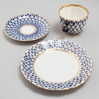 A 23 piece porcelain  service, 'Cobolt Net', Lomonosov, Soviet Union/Russa, second half of the 20th century.