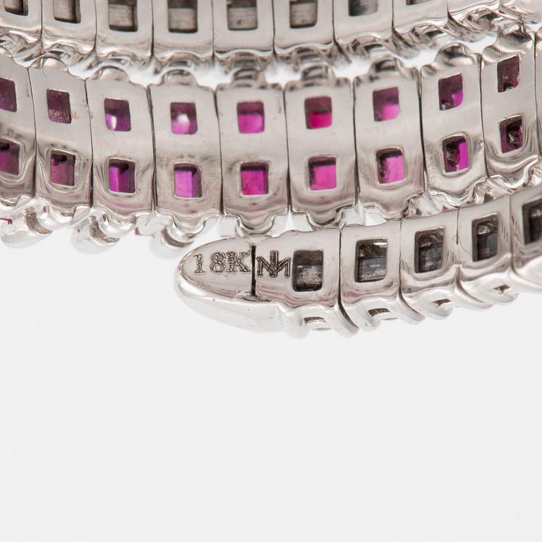 Ring, 18K vitguld med rubiner och briljantslipade diamanter.