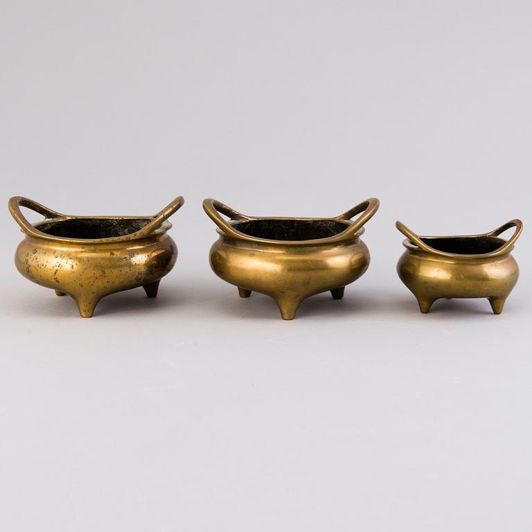 A set of three Chinese incense burners, 19th century.