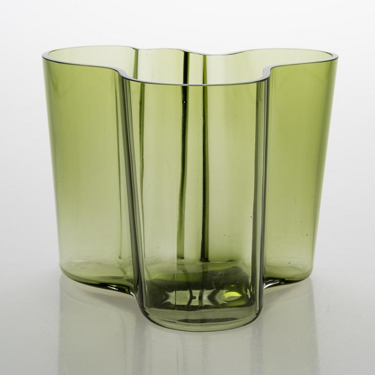 Alvar Aalto, 'Savoy' 50-year jubilee glass vase, signed A. Aalto 1936-1986 Iittala 470/8000.