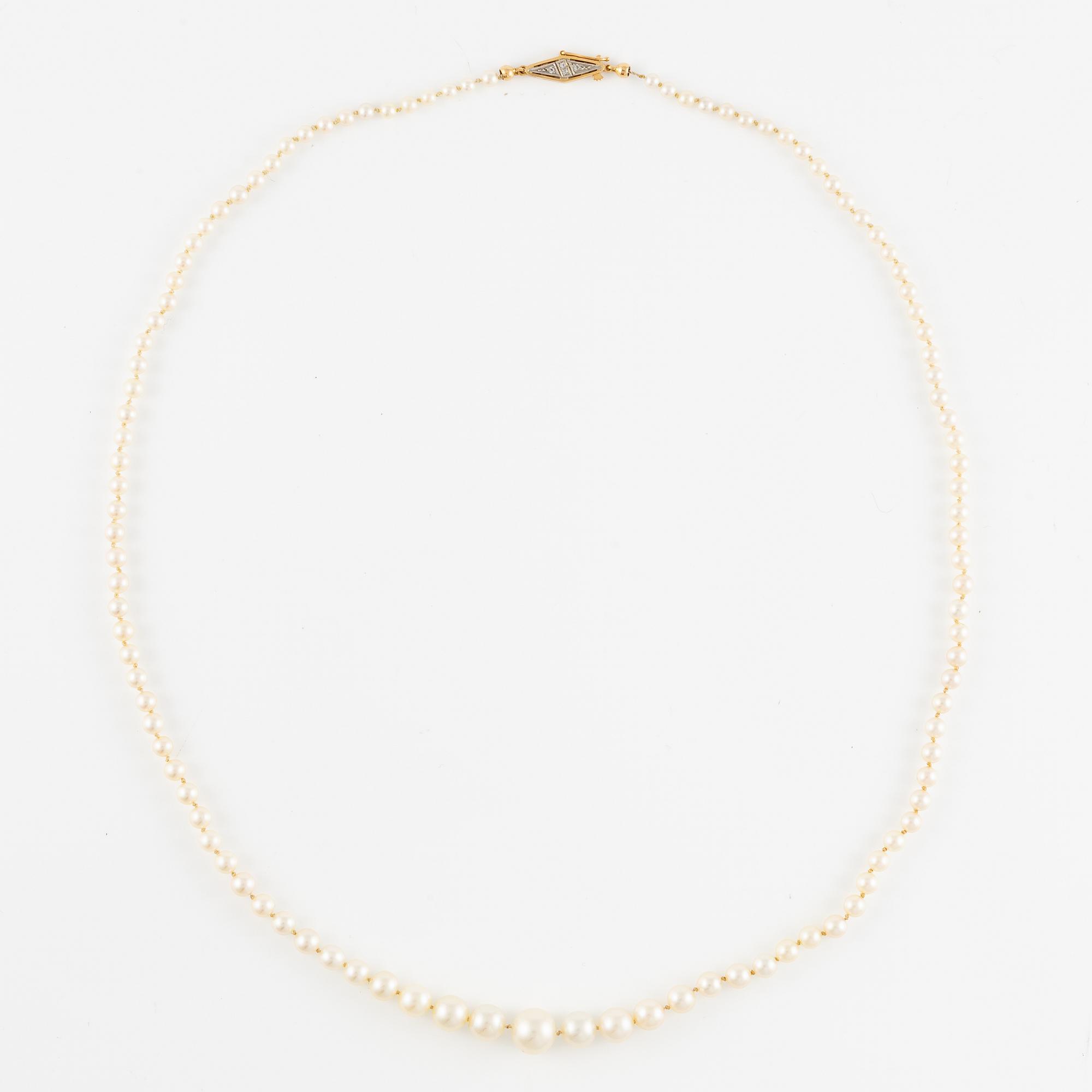 Pearl necklace, with graduated cultured pearls, clasp 18K gold set with small white stones.