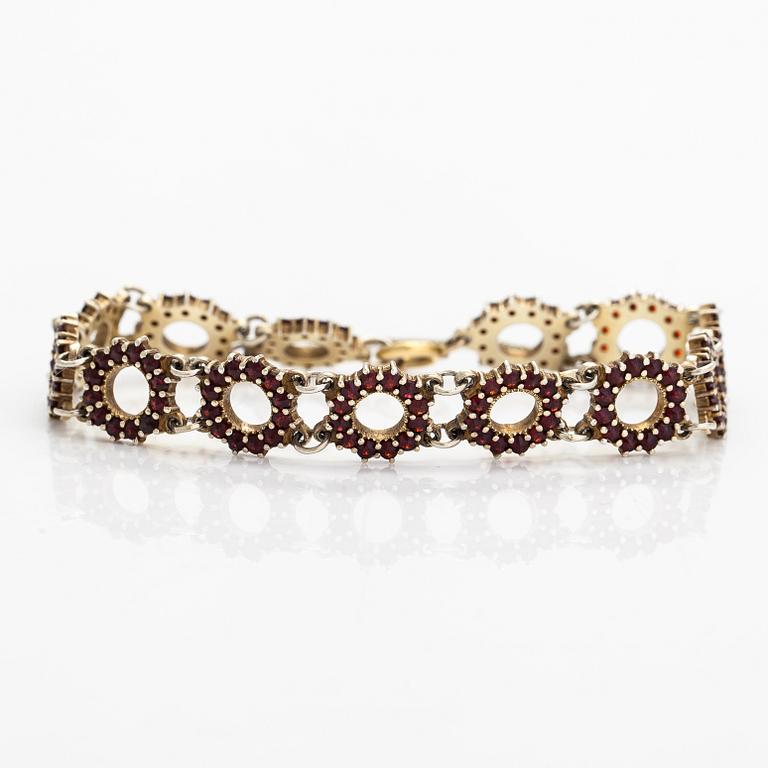 A gilded silver bracelet and necklace with garnets.
