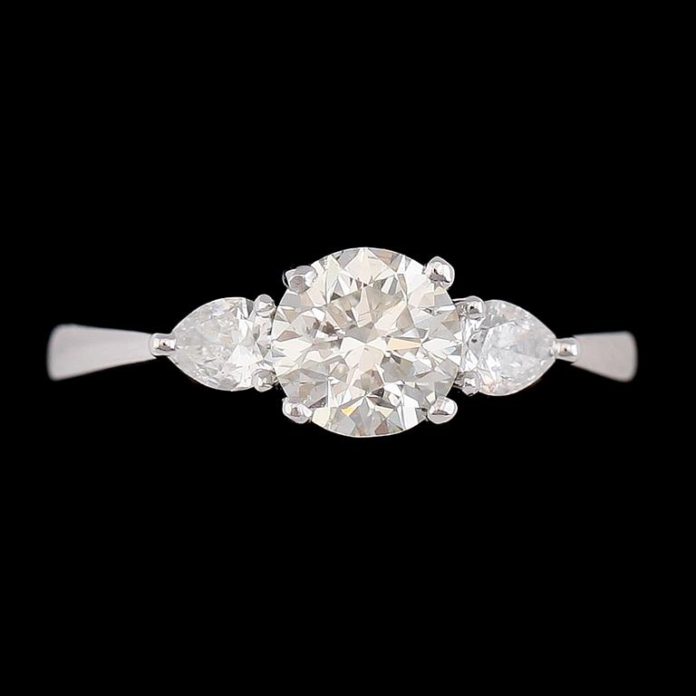 RING, 18K vitguld, diamanter tot ca 1.32 ct.