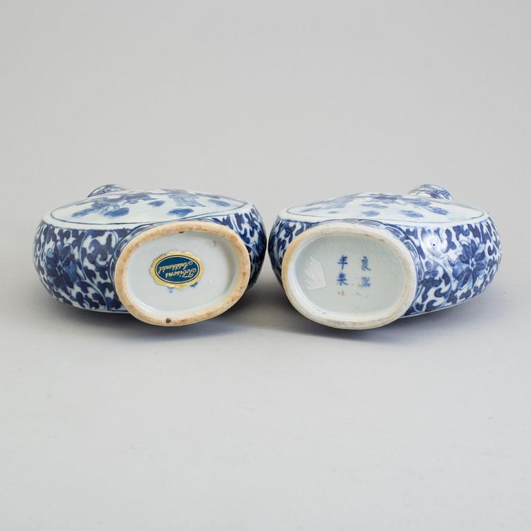 Two similar blue and white porcelain moon flasks, Qing dynasty, late 19th century.