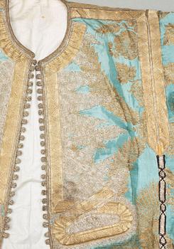 A TURKISH ROBE/KAFTAN, silk. Height 130,5 cm. Around 1900.