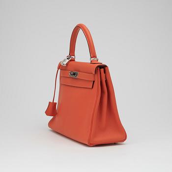 HERMÈS, a orange Togo leather "Kelly" handbag.