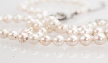 PÄRLCOLLIER, odlade saltvattenspärlor, silverlås med markasiter.