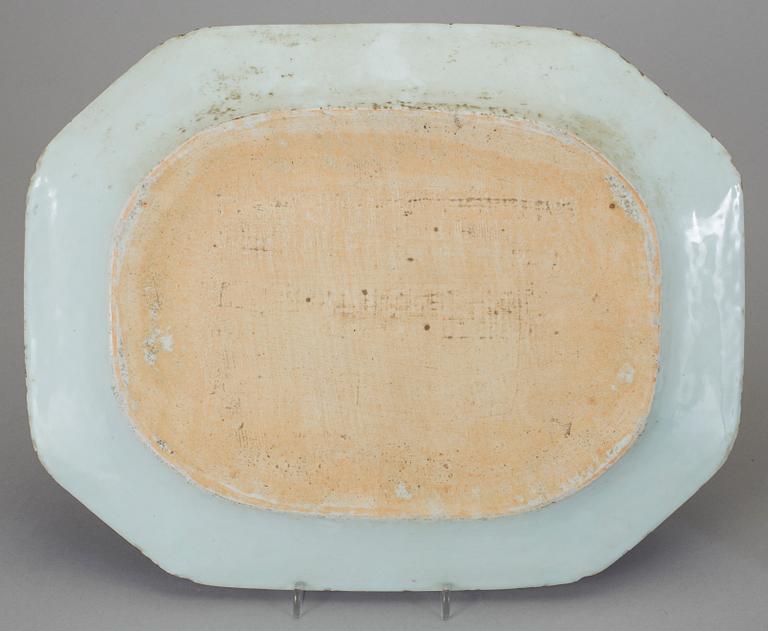 STEKFAT, 2 st, porslin, Kina, Qianlong (1736-95).