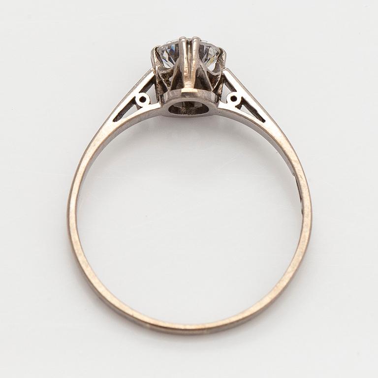Ring, 18K vitguld med briljantslipad diamant.