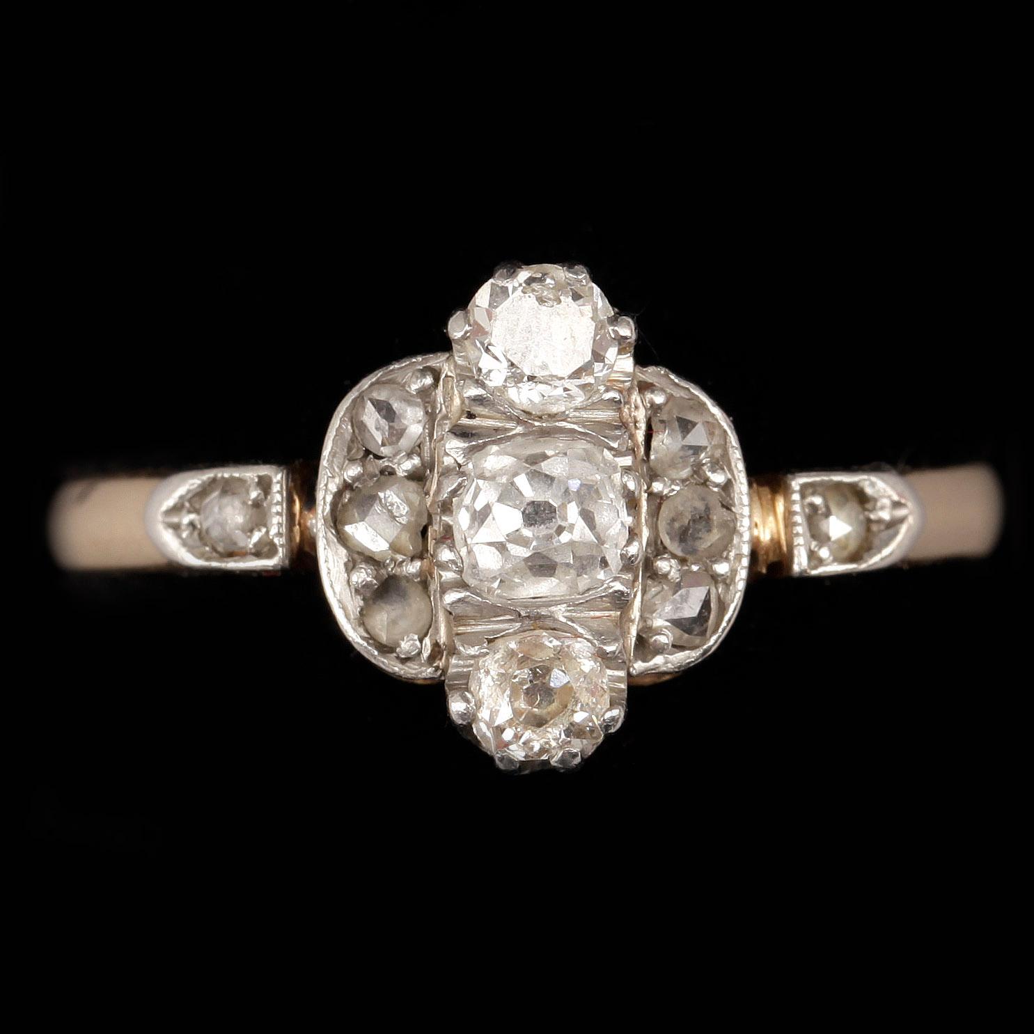 RING, 18k vitguld med gammal- och rosenstensslipade diamanter. 1930-tal. Vikt 2,7g.