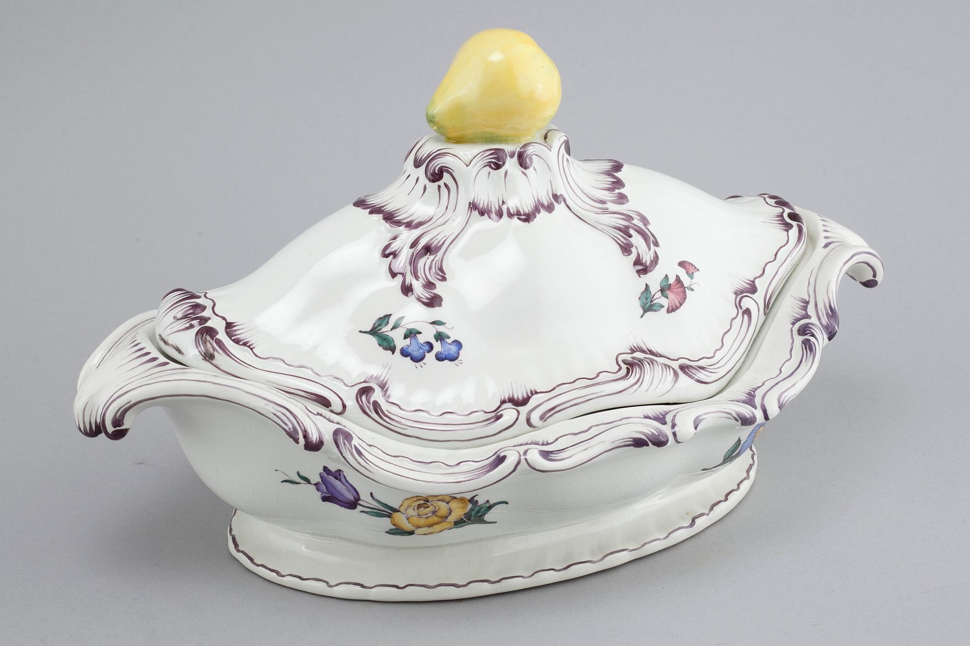 90 pieces of earthenware tableware from Rörstrand, model "Rörstrandia", 1930-56.