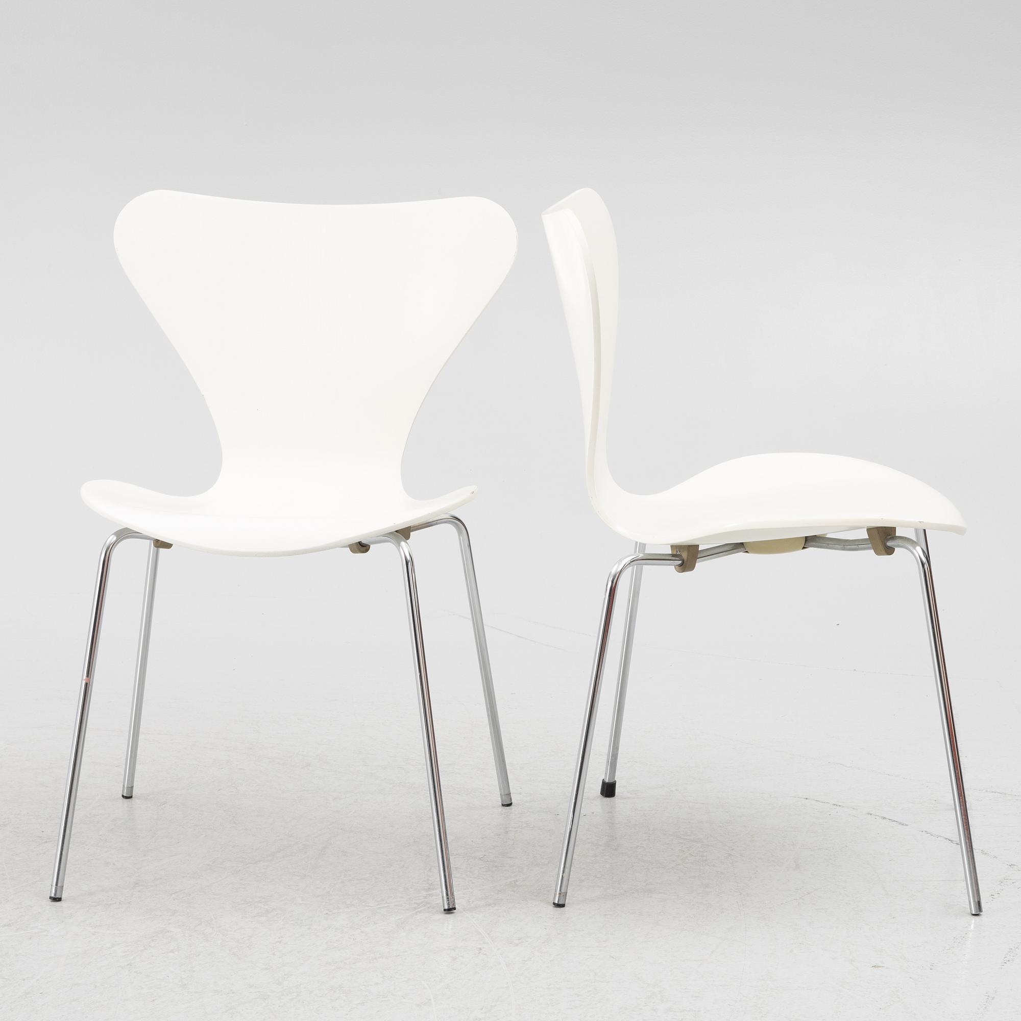 Arne Jacobsen,  a set of 4 chairs "Sjuan", Fritz Hansen, Denmark, 2000.