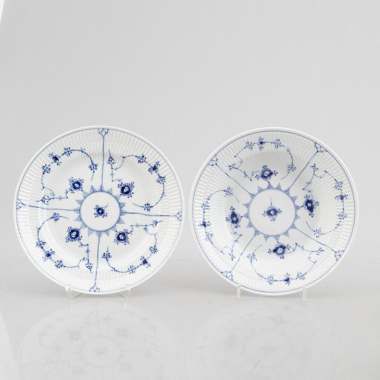 Servisdelar, 86 st, porslin, "Musselmalet", Royal Copenhagen, Danmark, varierande åldrar; 1900-tal & några äldre delar.