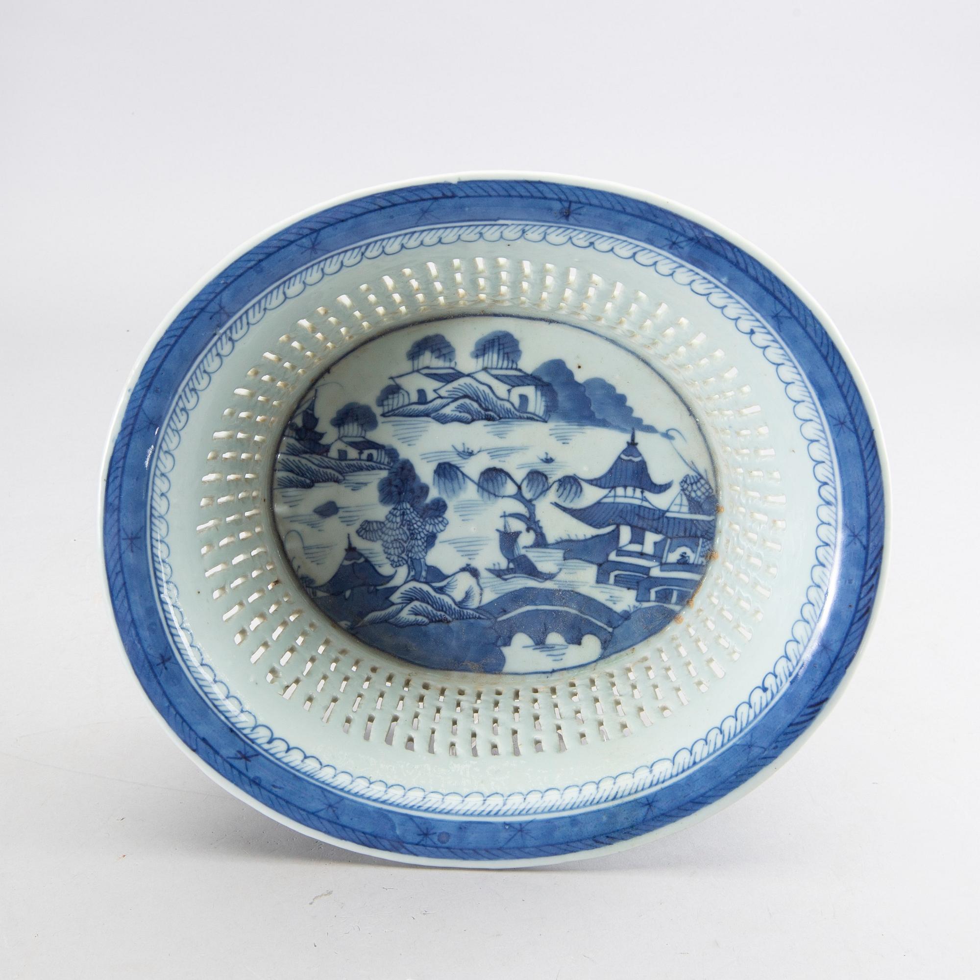 CHESTNUT BASKET, Porcelain, Qing dynasty, Jiaqing (1796-1820).