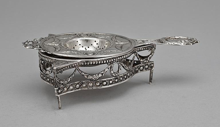 TESIL med STÄLL, silver, Louis XVI-stil, fantasistämplar, 1900-tal . Tot. Vikt 192 g.