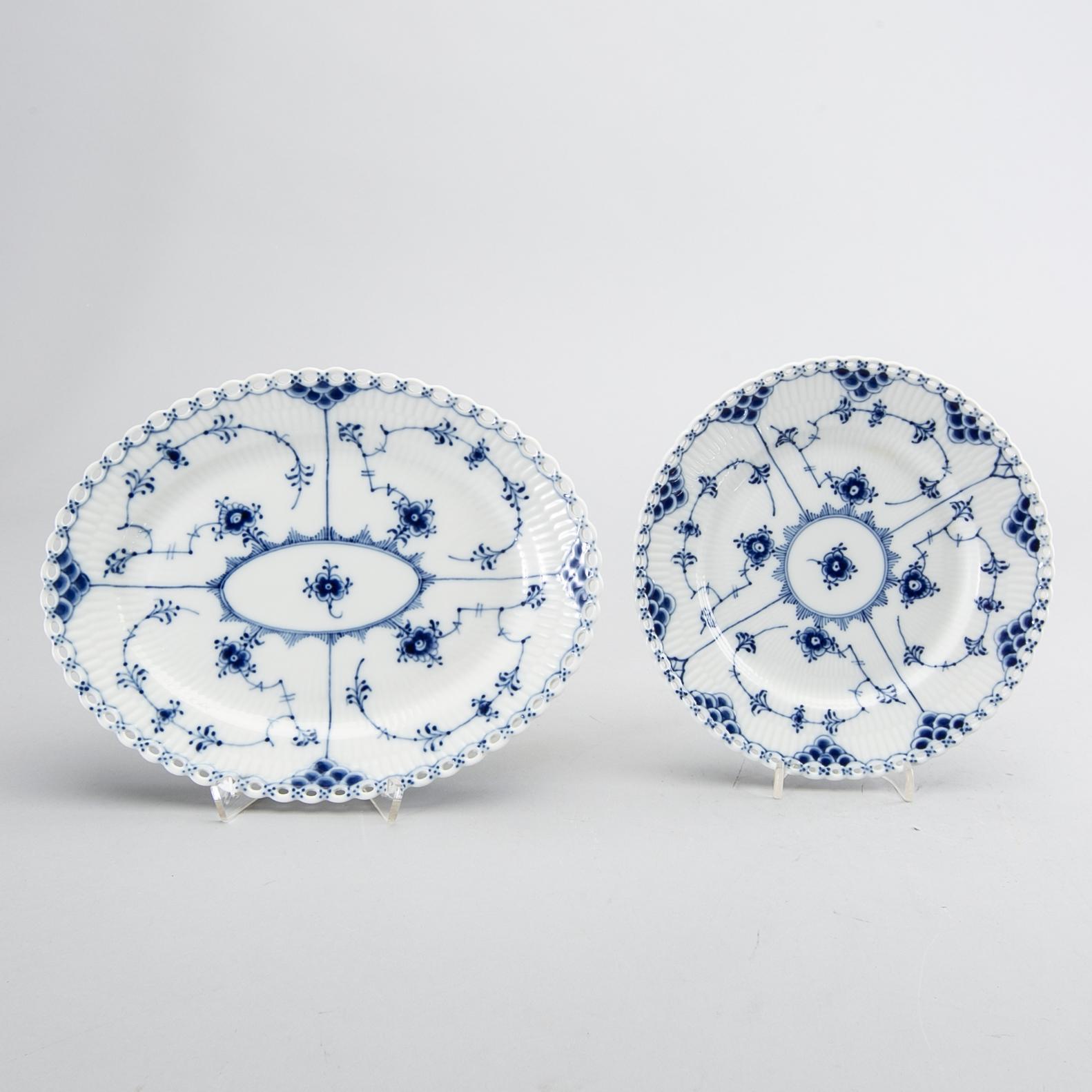 A set of 22 pcs of Musselmalet helbonde porcelain service.